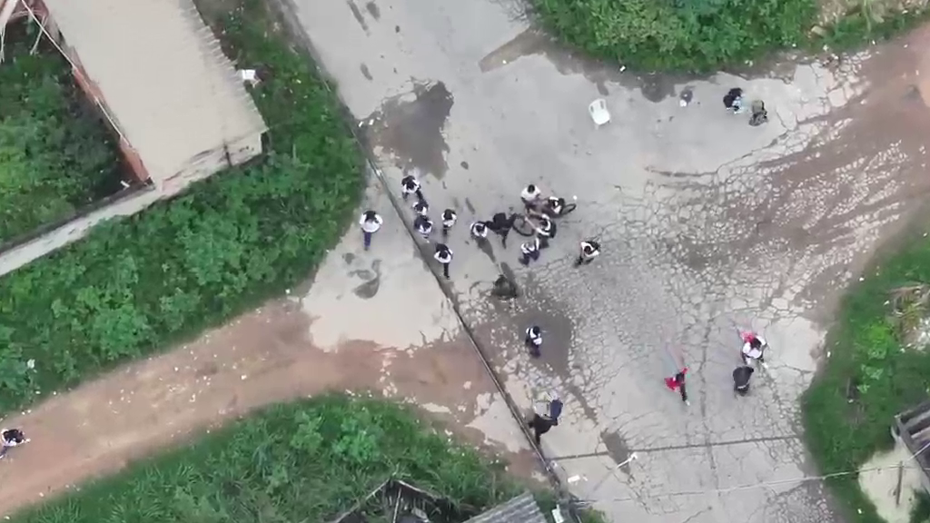 Drone da Polícia flagra bandido com fuzil em meio a estudantes uniformizado