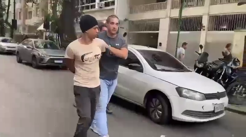 Dupla é presa ao tentar vender celular roubado na internet