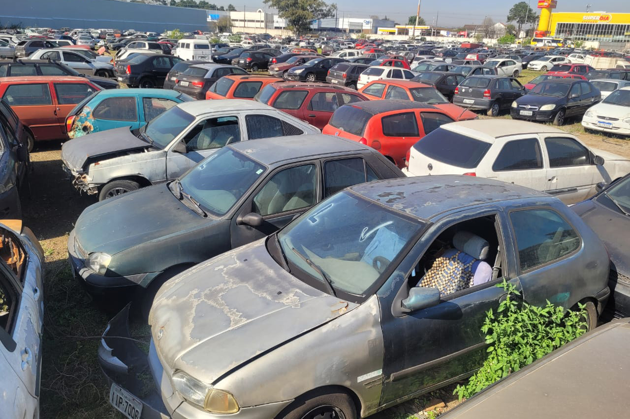 Detran-PR leiloa 1,3 mil veículos para sucata em Curitiba
