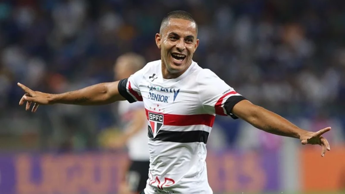 Ex-São Paulo se aposenta após lesão: "O futebol me ensinou através da dor"