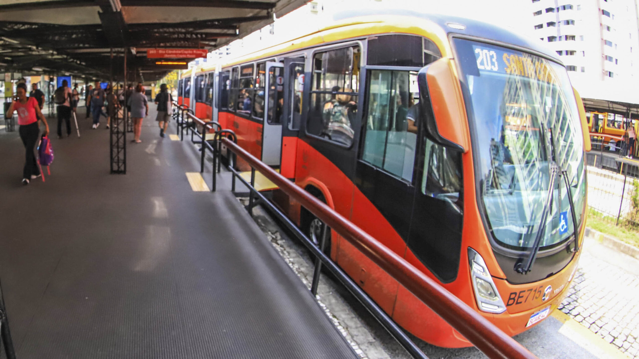 Vestibular da UFPR terá ônibus extras em Curitiba neste domingo (1º)