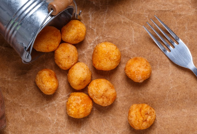 Pão de queijo de abóbora é receita diferentona perfeita para o Halloween