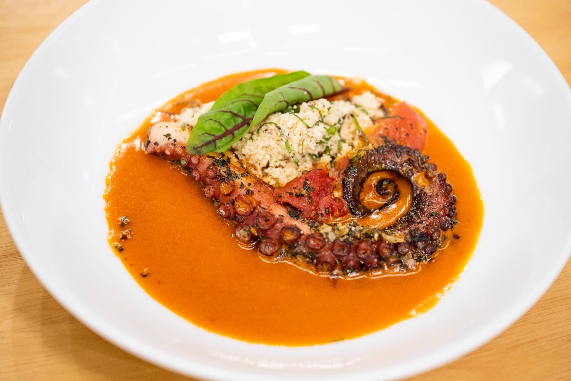 Polvo provençal com creme de chouriço com farofa de azedinhas | Band Receitas