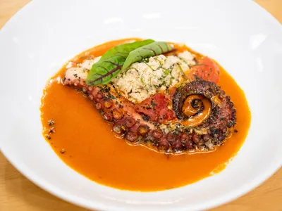 Polvo provençal com creme de chouriço com farofa de azedinhas | Band Receitas