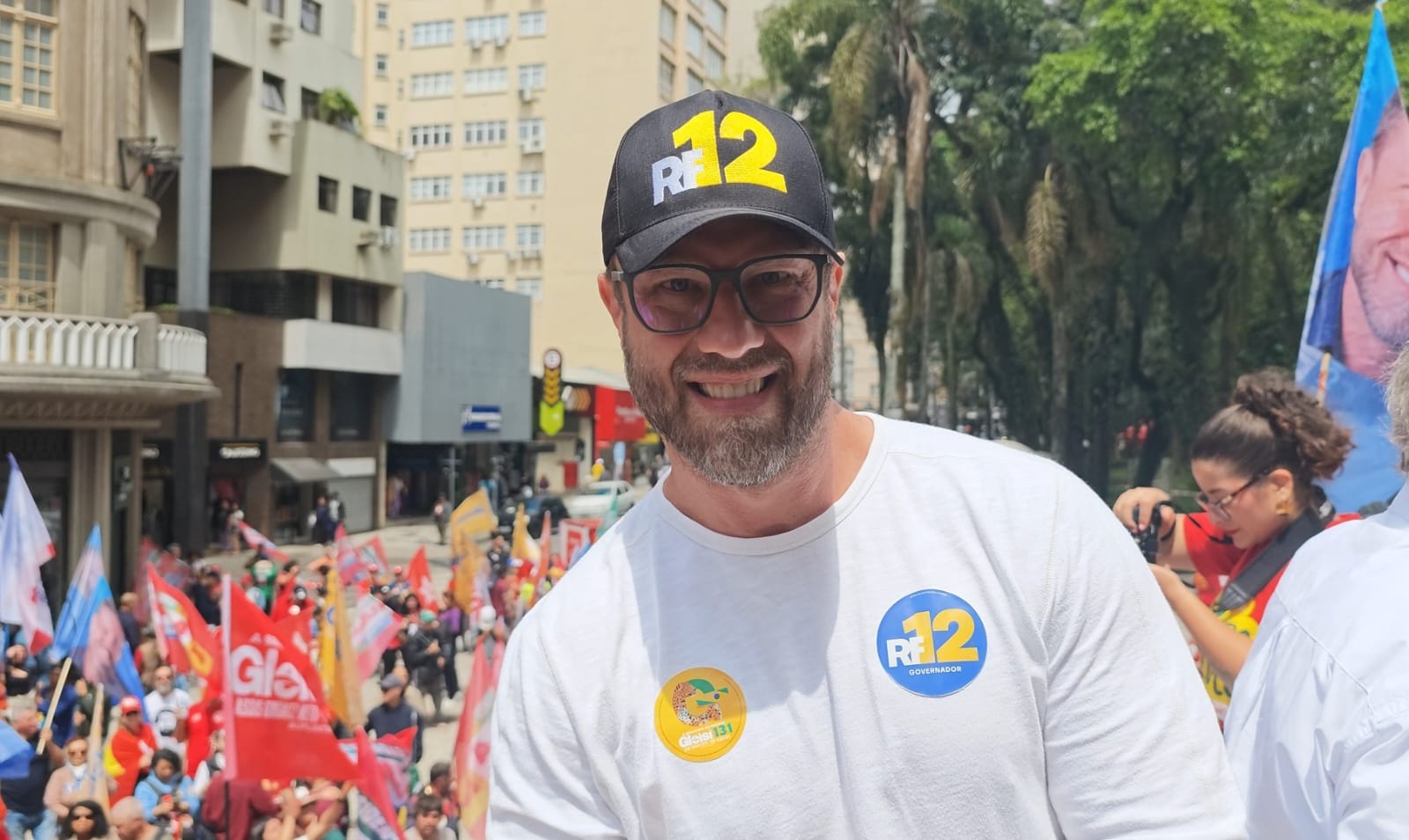 Requião Filho encerra campanha com caminhada no Centro de Curitiba