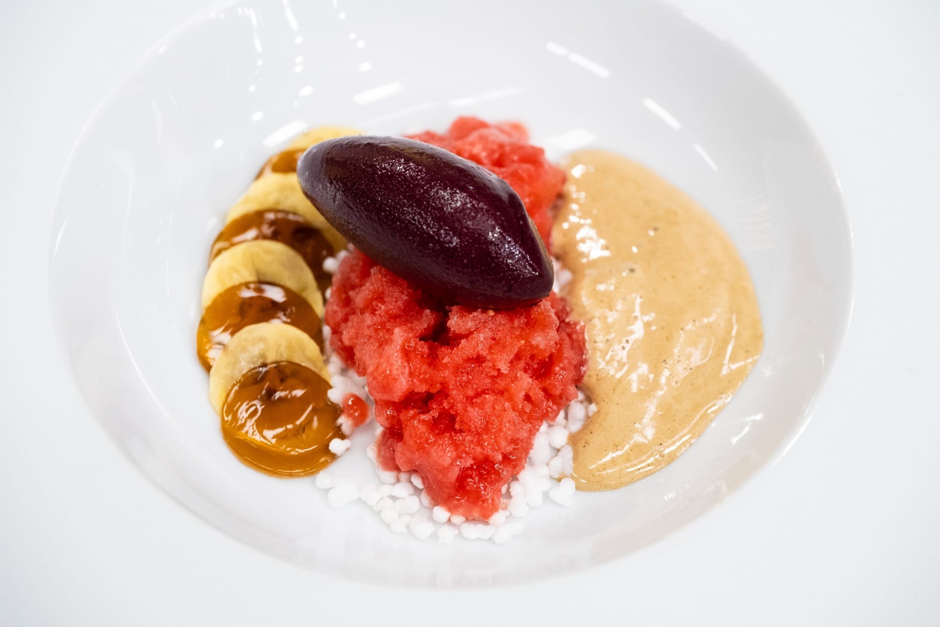 Sorbet de açaí com farofa de tapioca, gelatina de guaraná e raspadinha de morango | Band Receitas