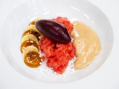 Sorbet de açaí com farofa de tapioca, gelatina de guaraná e raspadinha de morango | Band Receitas