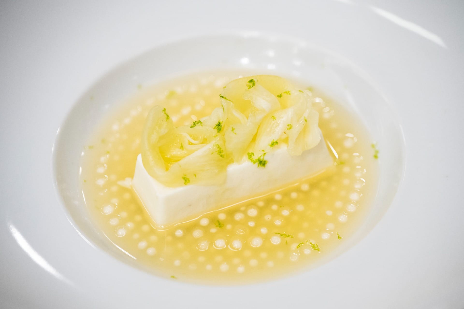 Panacota de coco com consommé de abacaxi e capim-santo, pérolas de sagu e lâminas de abacaxi fresco | Band Receitas