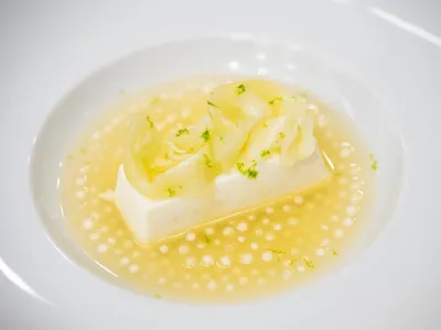 Panacota de coco com consommé de abacaxi e capim-santo, pérolas de sagu e lâminas de abacaxi fresco | Band Receitas
