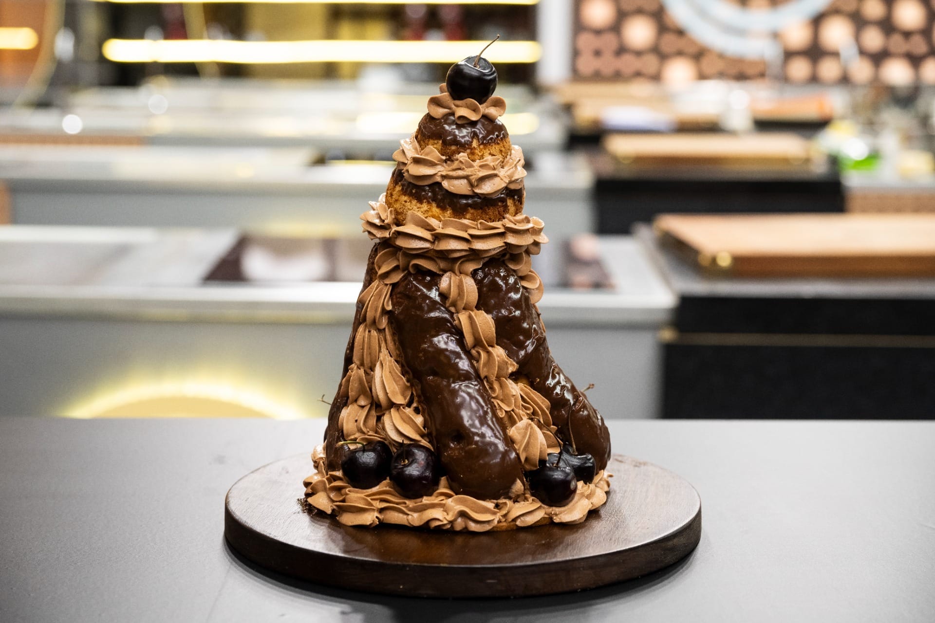 Torre religieuse de choux recheada com creme de confeiteiro de chocolate com cereja, buttercream e sablée | Band Receitas