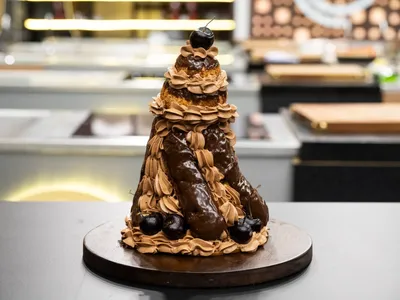 Torre religieuse de choux recheada com creme de confeiteiro de chocolate com cereja, buttercream e sablée | Band Receitas
