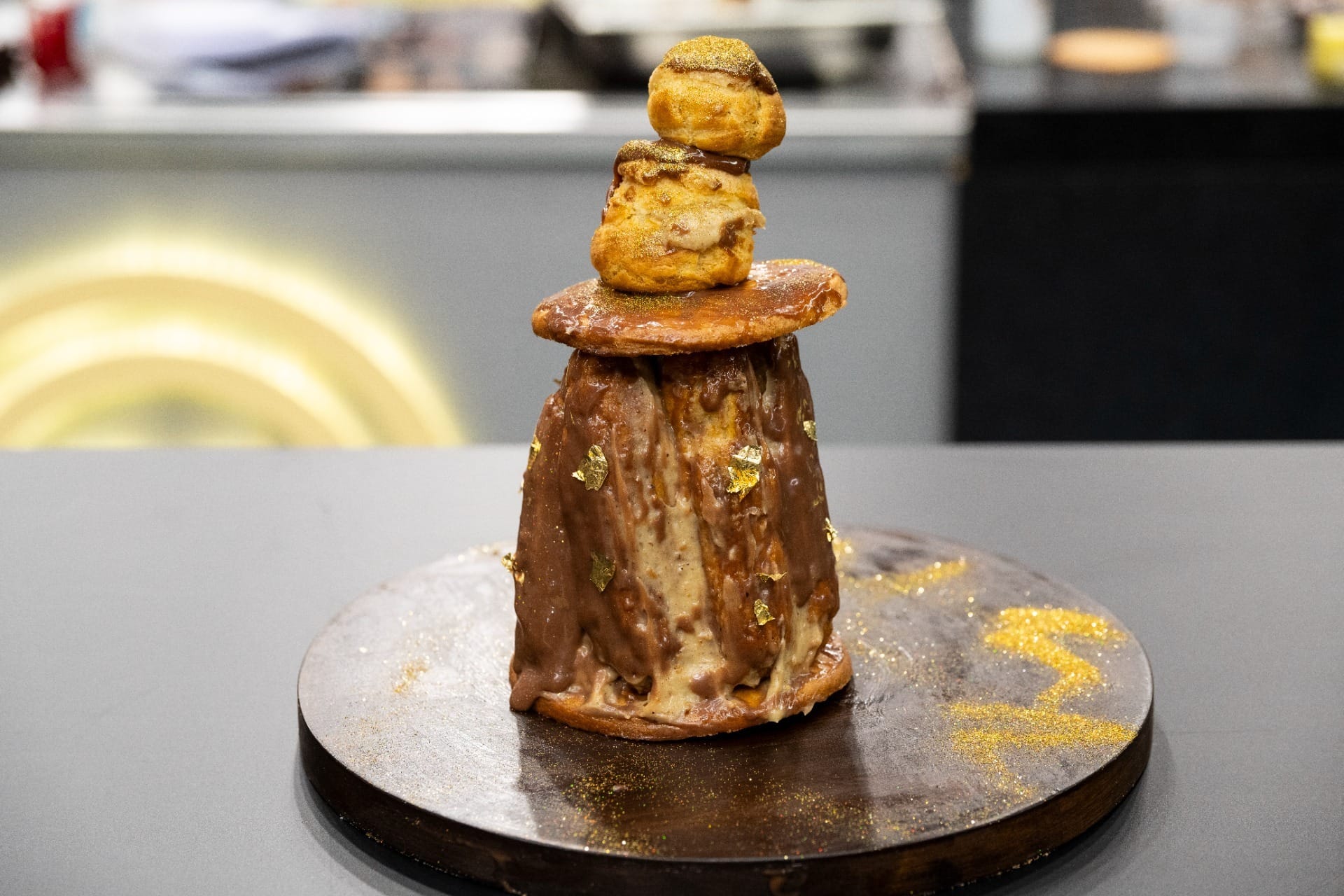 Torre religieuse de choux recheadas com creme mousseline de café, avelã e glacê de chocolate | Band Receitas
