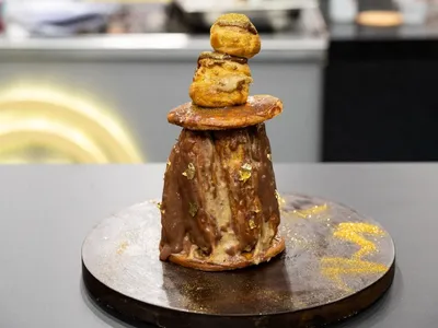 Torre religieuse de choux recheadas com creme mousseline de café, avelã e glacê de chocolate | Band Receitas