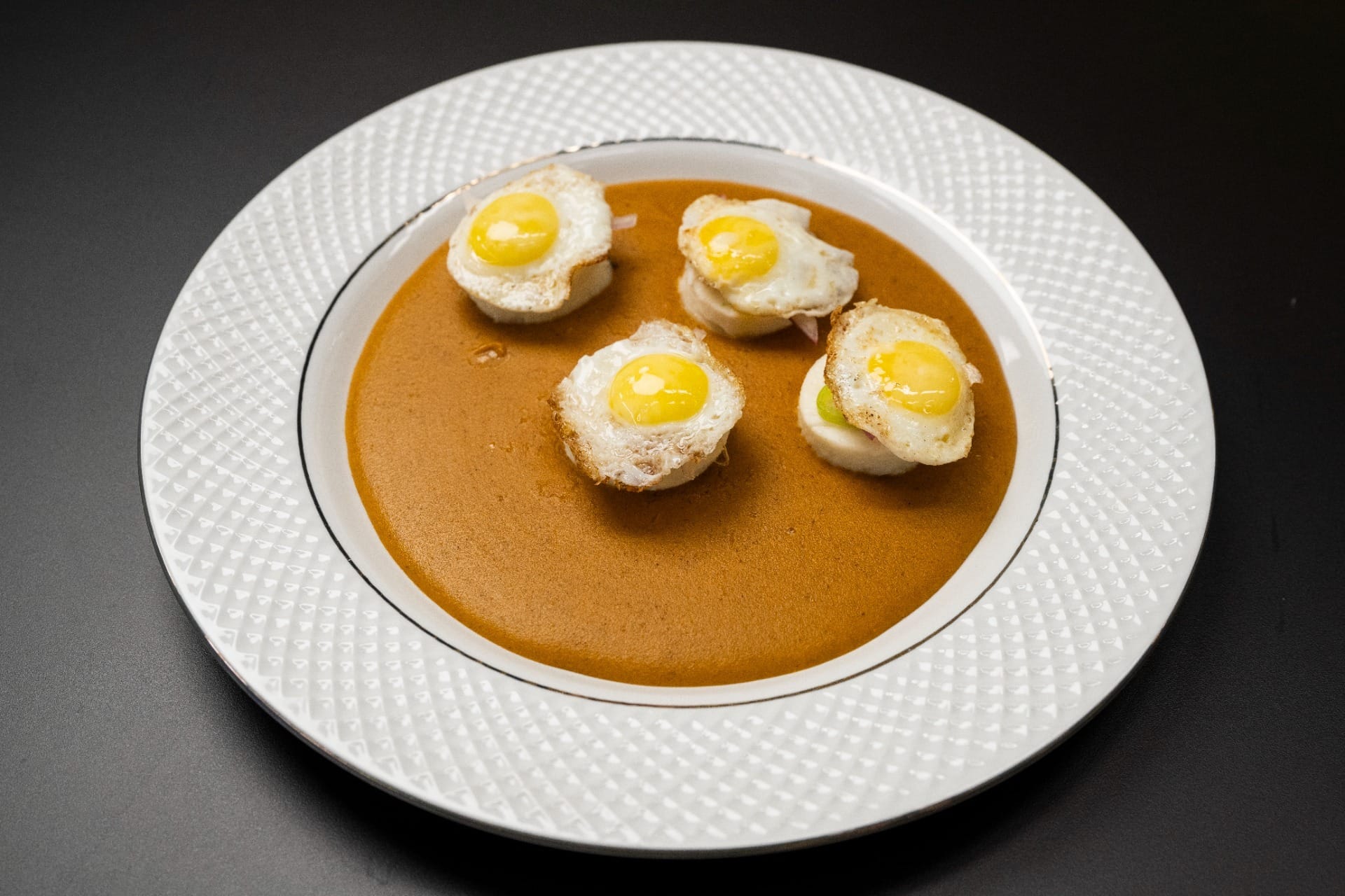 Açaçá de arroz com creme de feijão-fradinho, ovo e salada ardida | Band Receitas