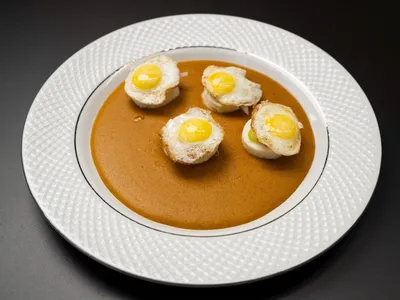 Açaçá de arroz com creme de feijão-fradinho, ovo e salada ardida | Band Receitas