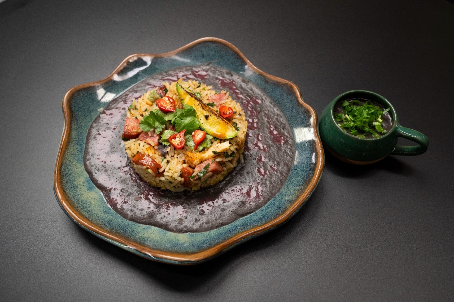 Arroz de frango e linguiça com caldinho de feijão e farofa de ovos | Band Receitas