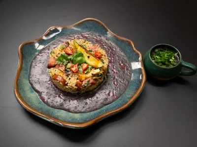 Arroz de frango e linguiça com caldinho de feijão e farofa de ovos | Band Receitas