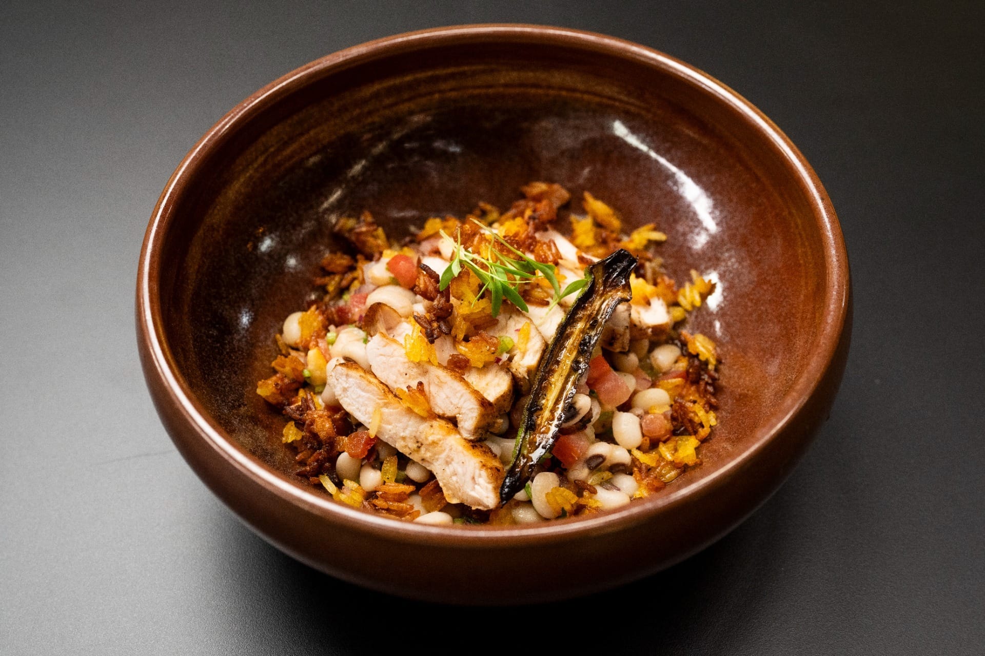 Frango grelhado com arroz crocante, feijão fradinho, vinagrete de caju e quiabo | Band Receitas