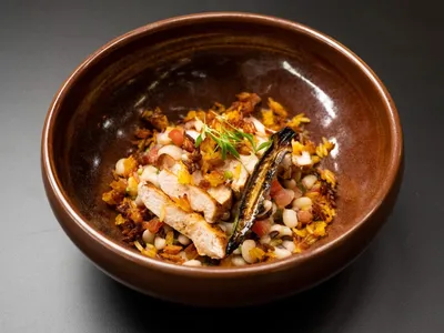 Frango grelhado com arroz crocante, feijão fradinho, vinagrete de caju e quiabo | Band Receitas
