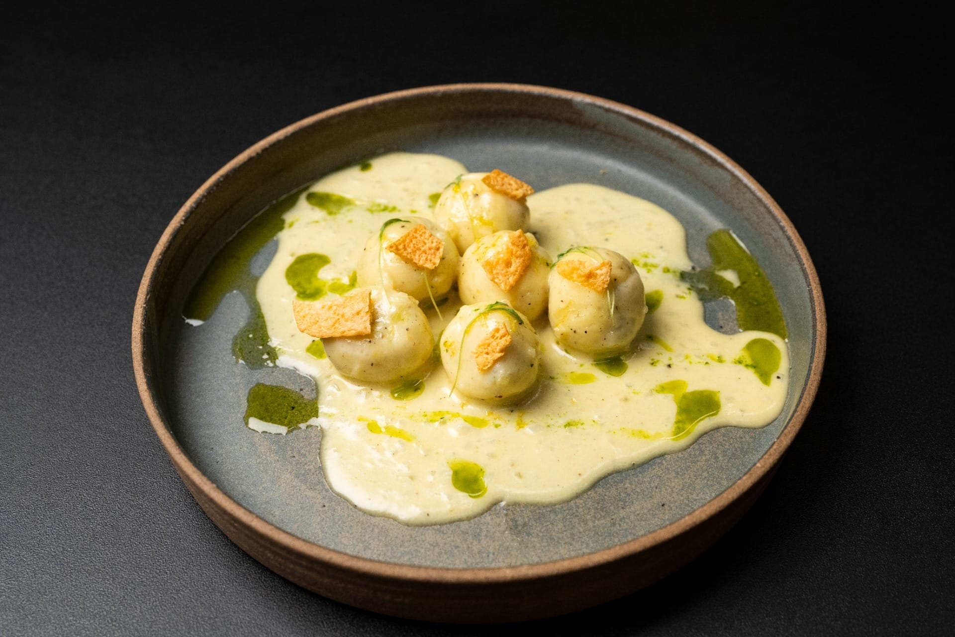 Nhoque recheado com espinafre, cogumelos e queijo de cabra ao molho alfredo e azeite de ervas | Band Receitas