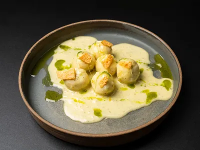 Nhoque recheado com espinafre, cogumelos e queijo de cabra ao molho alfredo e azeite de ervas | Band Receitas