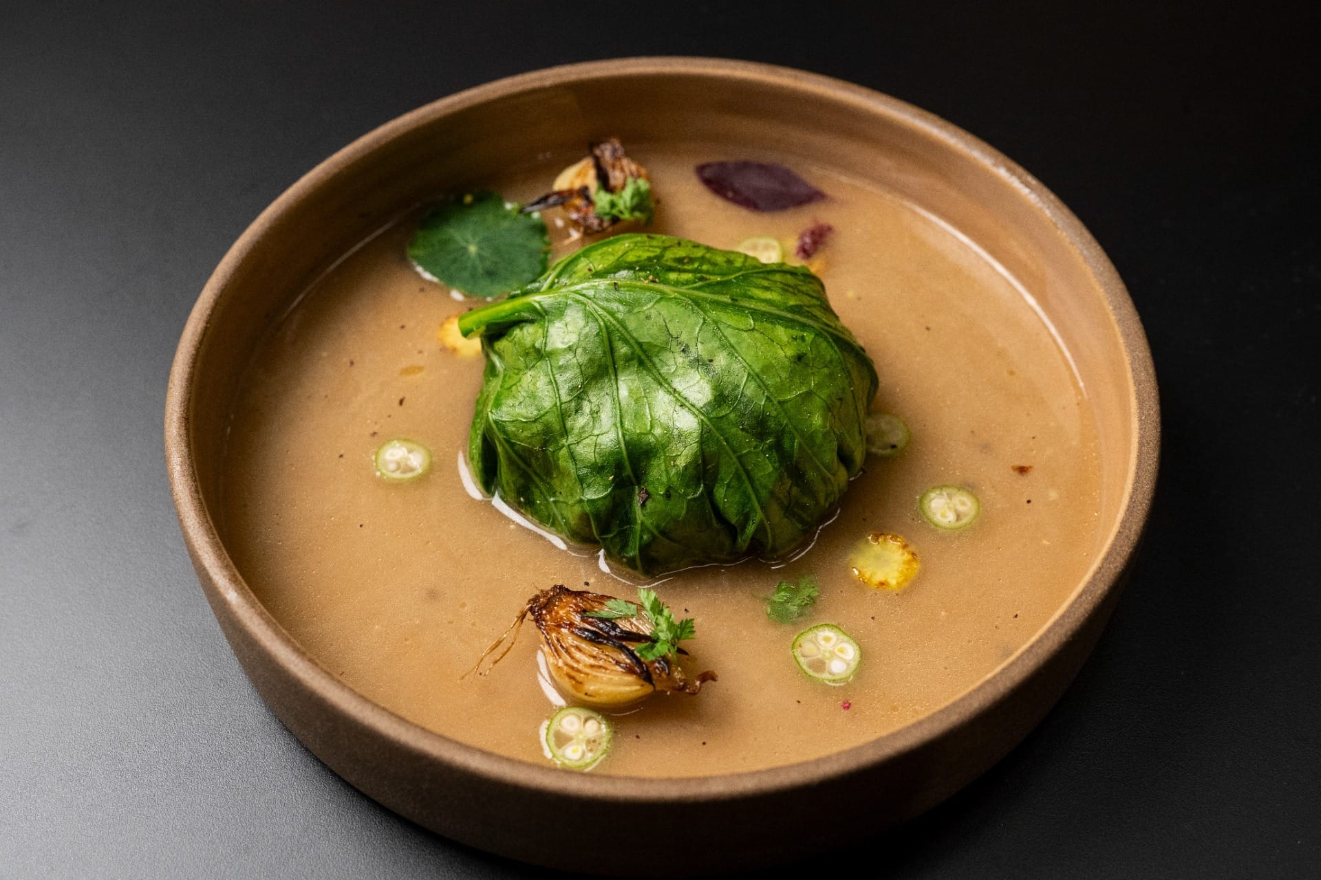 Arroz caipira com caldo de pescoço de frango e trouxinha de couve | Band Receitas