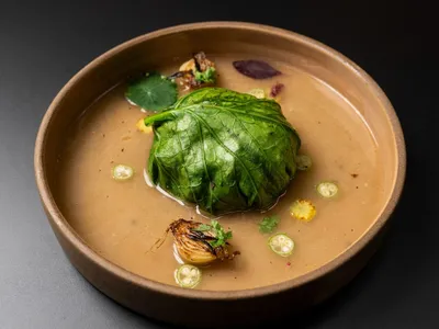 Arroz caipira com caldo de pescoço de frango e trouxinha de couve | Band Receitas