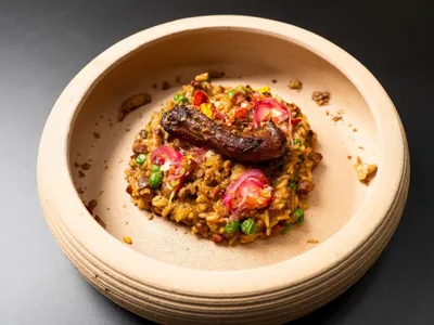 Arroz de pescoço de frango com picles defumado, vinagrete de pimenta e aioli de páprica | Band Receitas