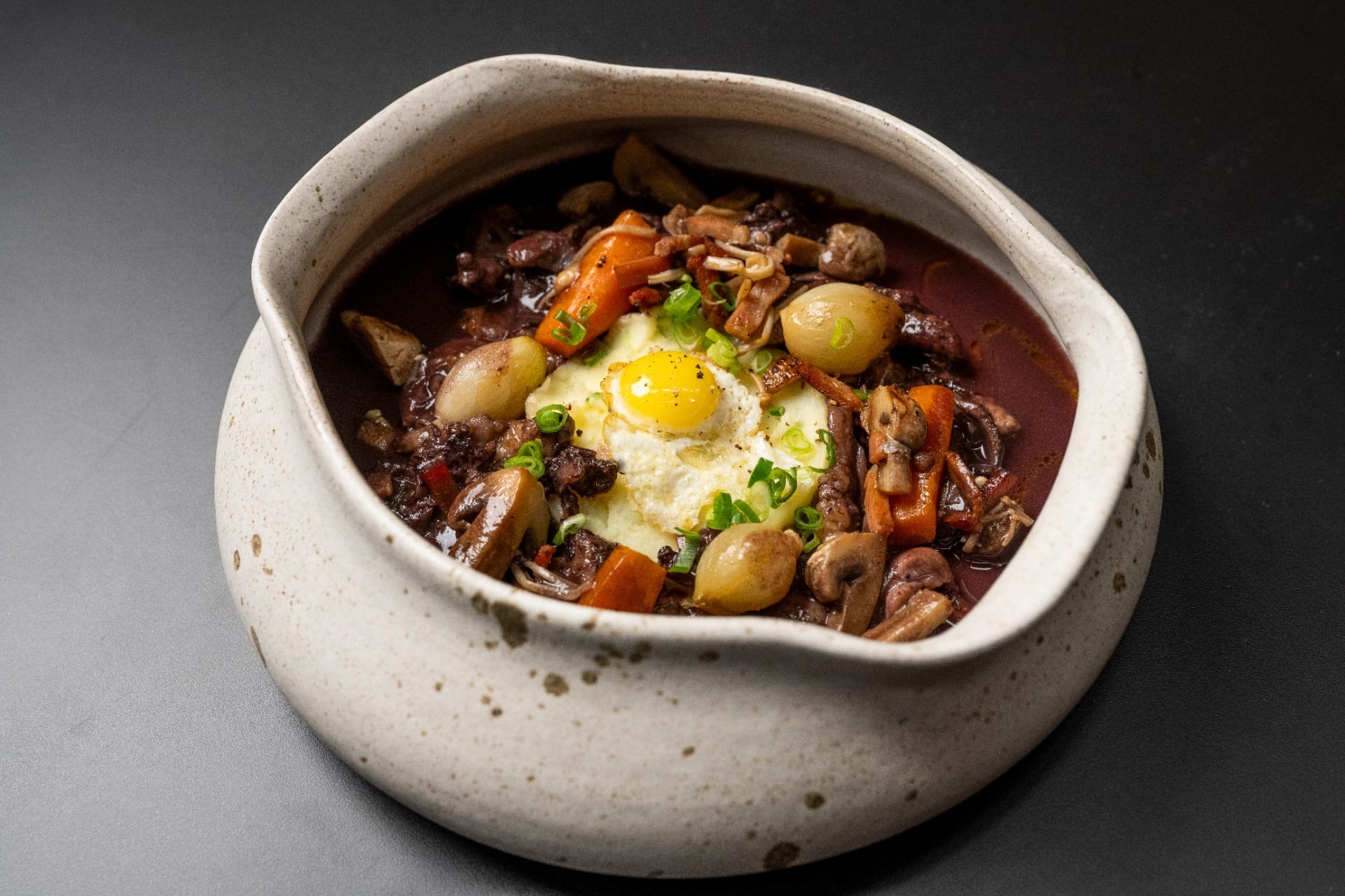 Coq au vin de pescoço de galinha com batata amassada e cogumelos | Band Receitas