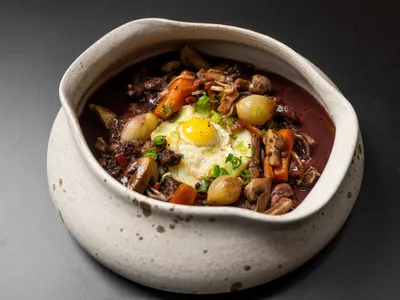 Coq au vin de pescoço de galinha com batata amassada e cogumelos | Band Receitas