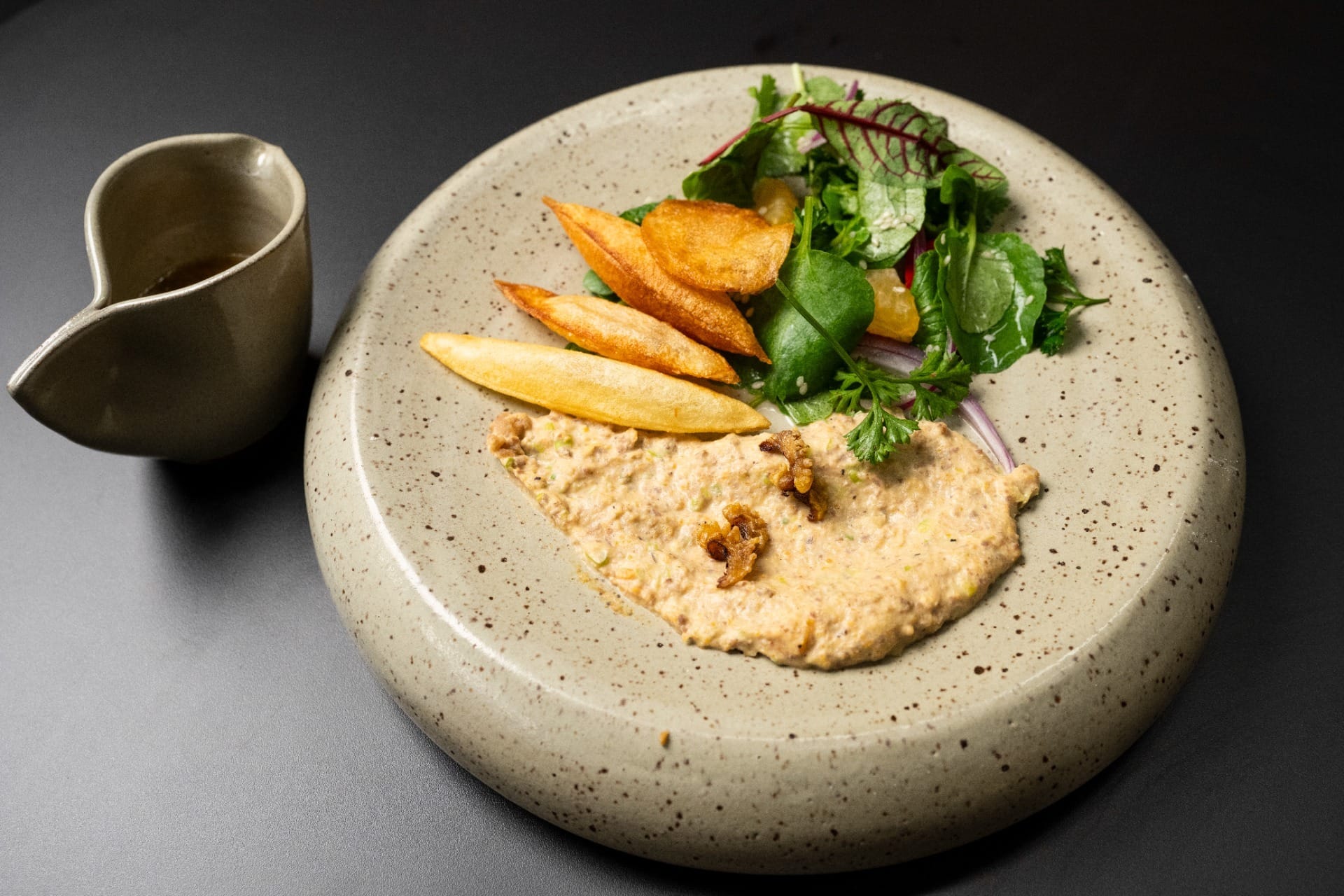 Pescocito de frango com caldo e patê, salada cítrica, batata suflê, torresmo de crista e crocante de pele | Band Receitas