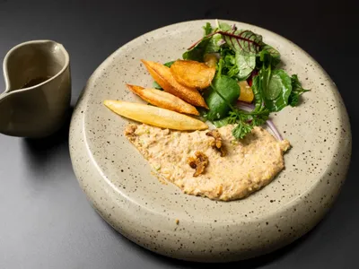 Pescocito de frango com caldo e patê, salada cítrica, batata suflê, torresmo de crista e crocante de pele | Band Receitas