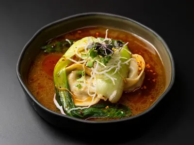Wonton de camarão com caldo de cabeça de frango | Band Receitas