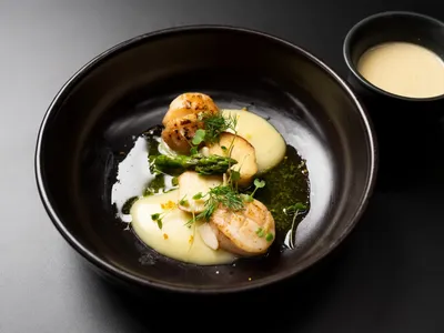 Vieiras com cogumelo eryngui e musseline de batatatas ao caldo de missô | Band Receitas
