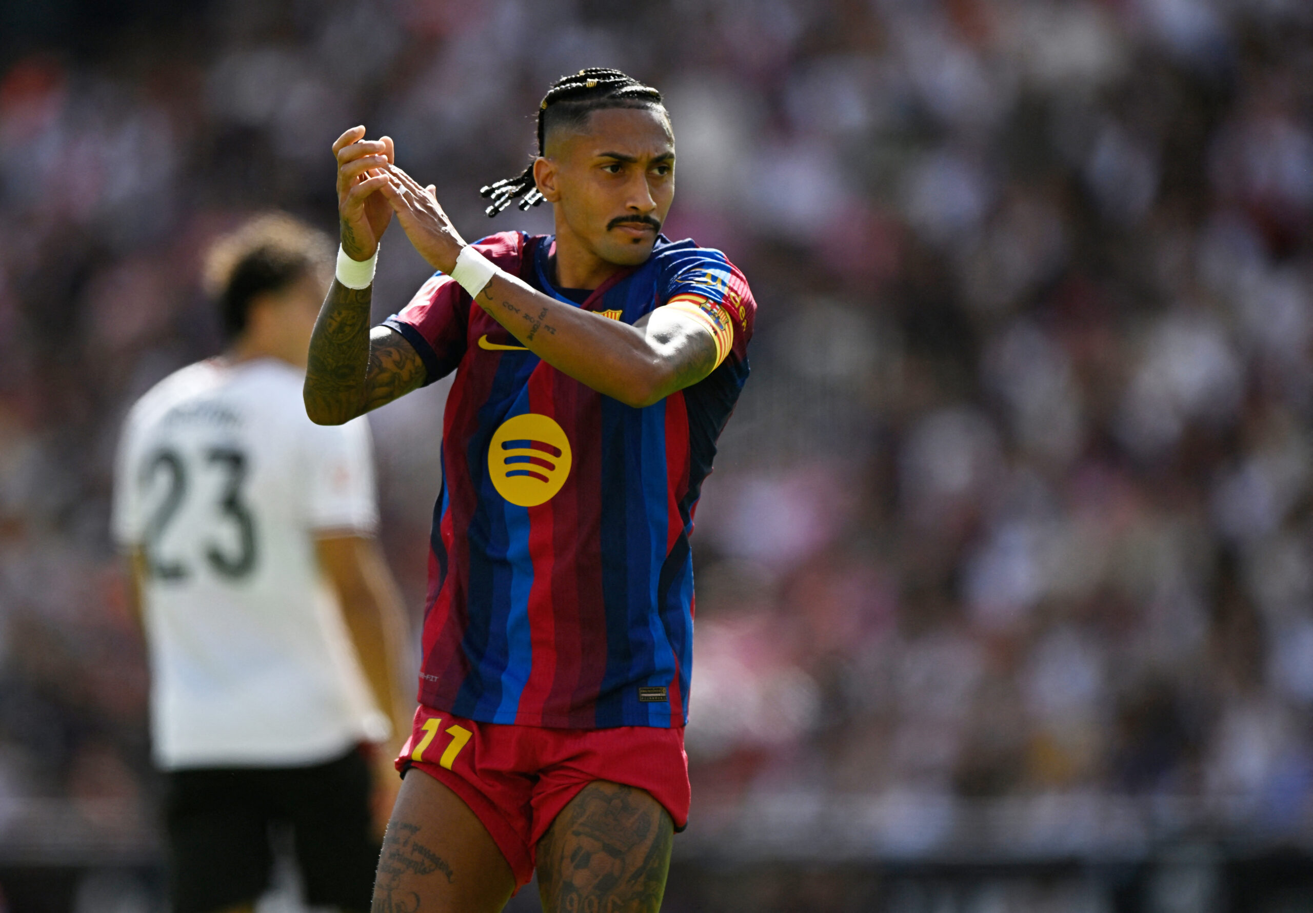 Raphinha tem lesão descartada após corte e pode jogar pelo Barcelona