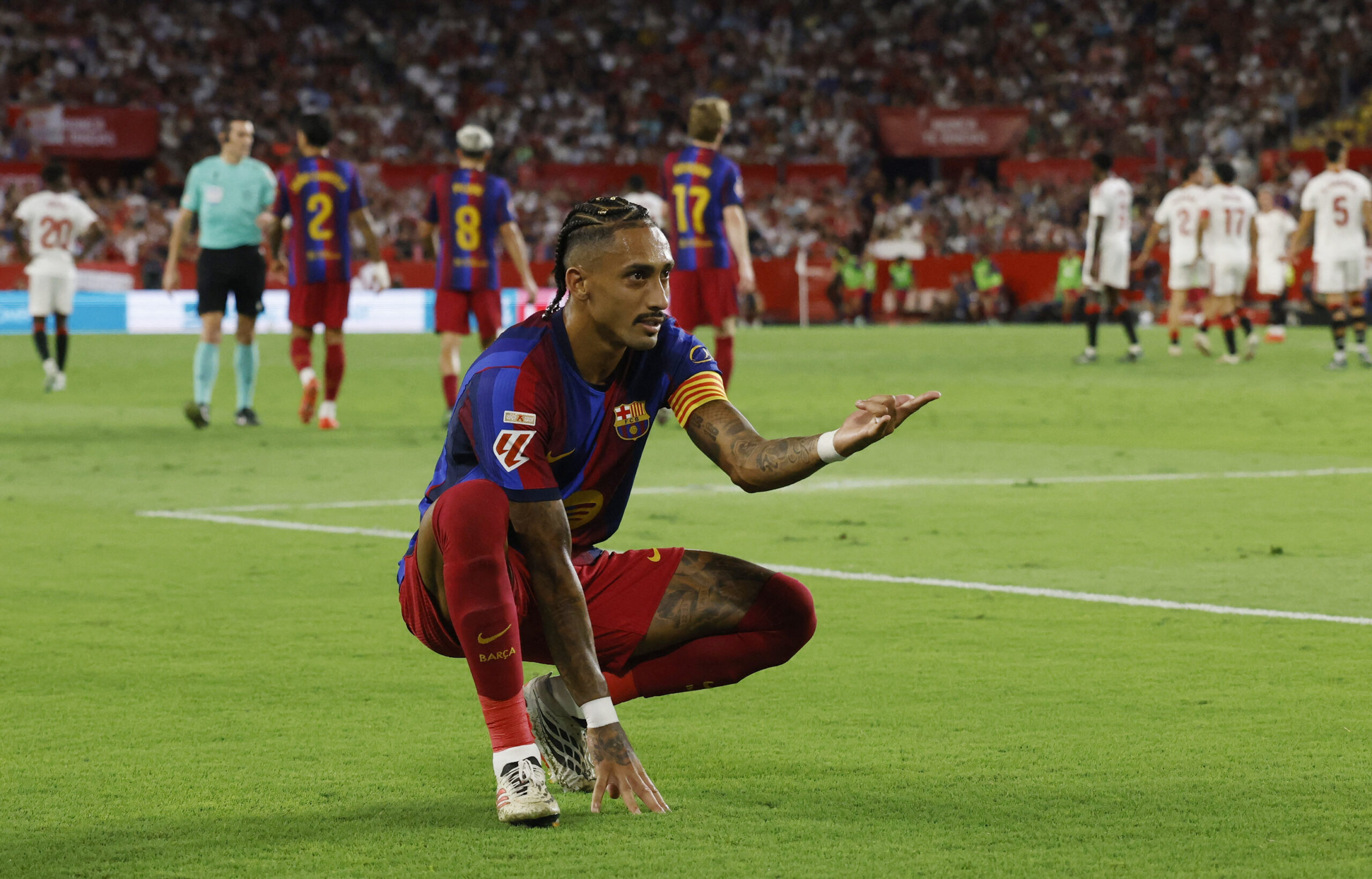 Raphinha treina e estará à disposição do Barcelona contra PSG e Real Madrid