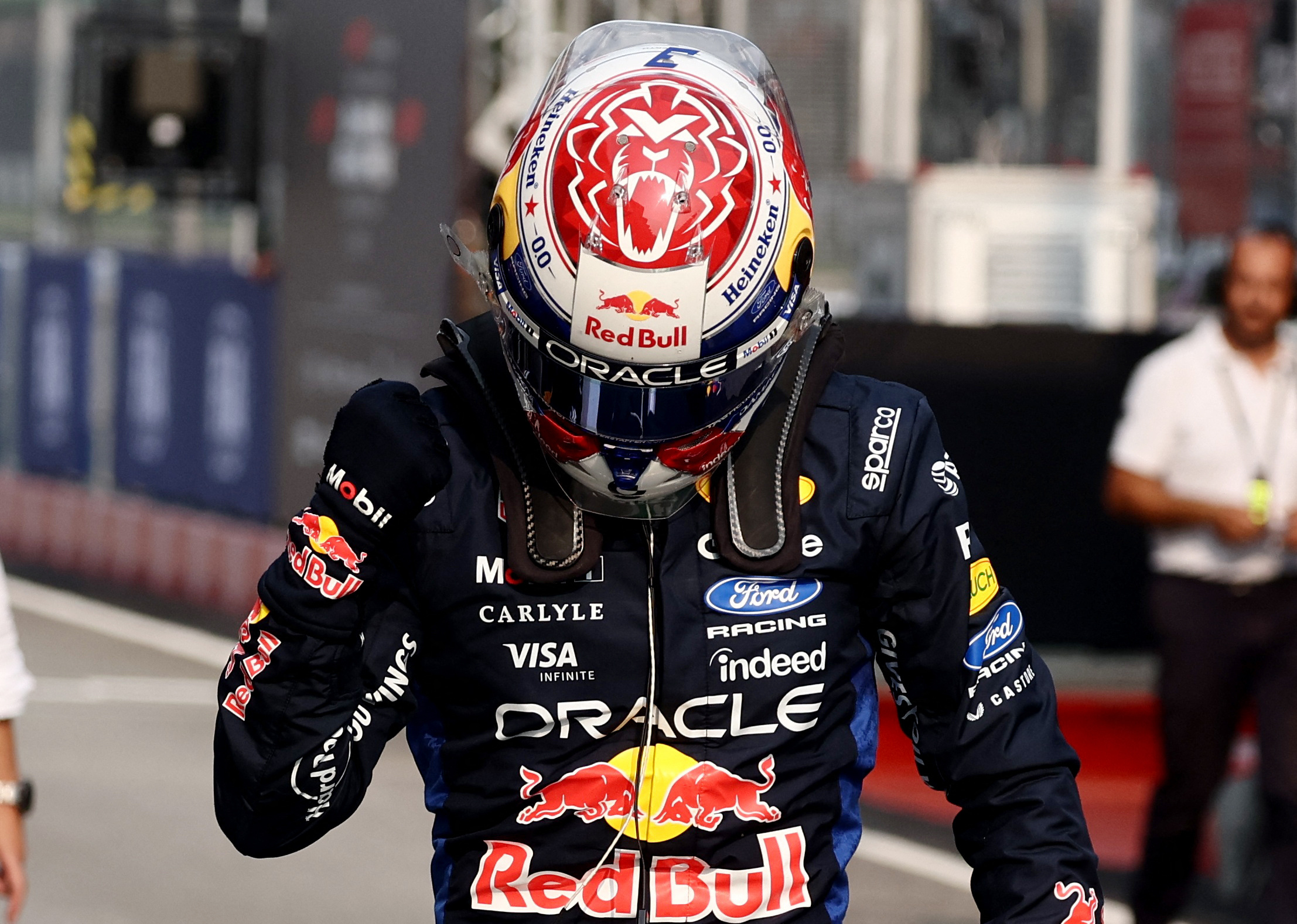 Verstappen voa e encerra jejum de poles no GP do Bahrein; Bortoleto é 10º