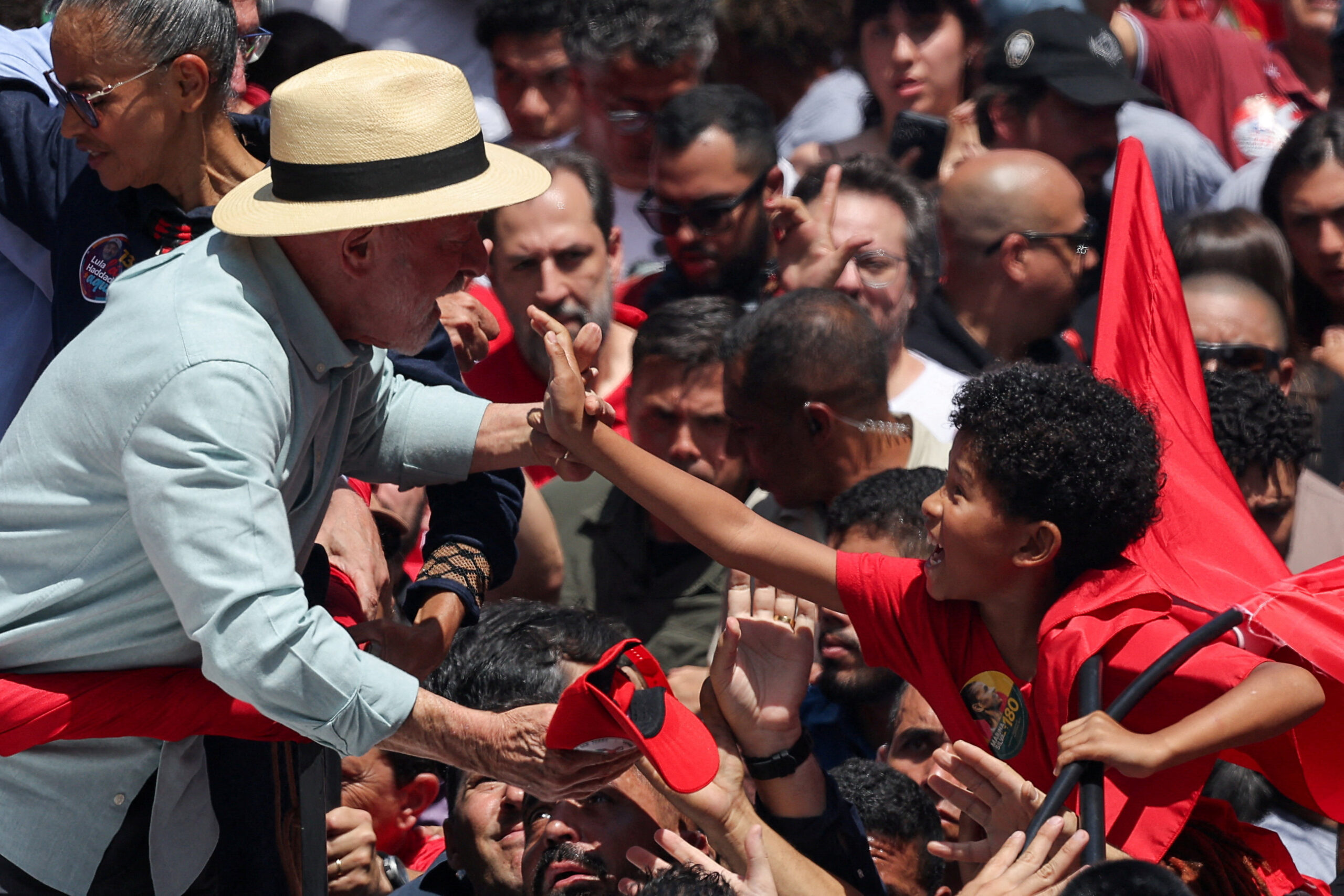 Lula encerra campanha com multidão na Paulista e discurso “soberania x barbárie”