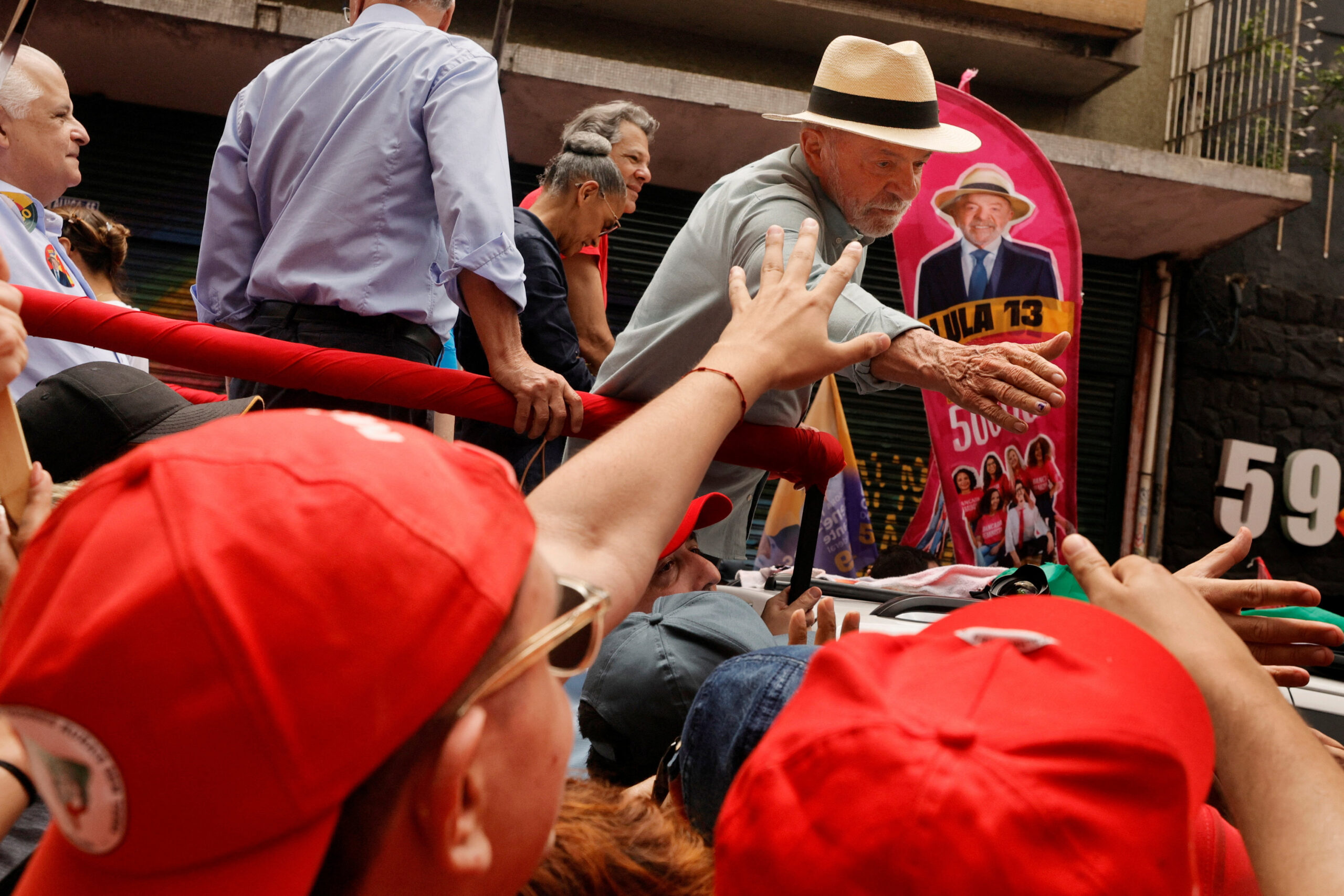 Campanha de Lula avalia concentração de eleitores na Paulista para apuração