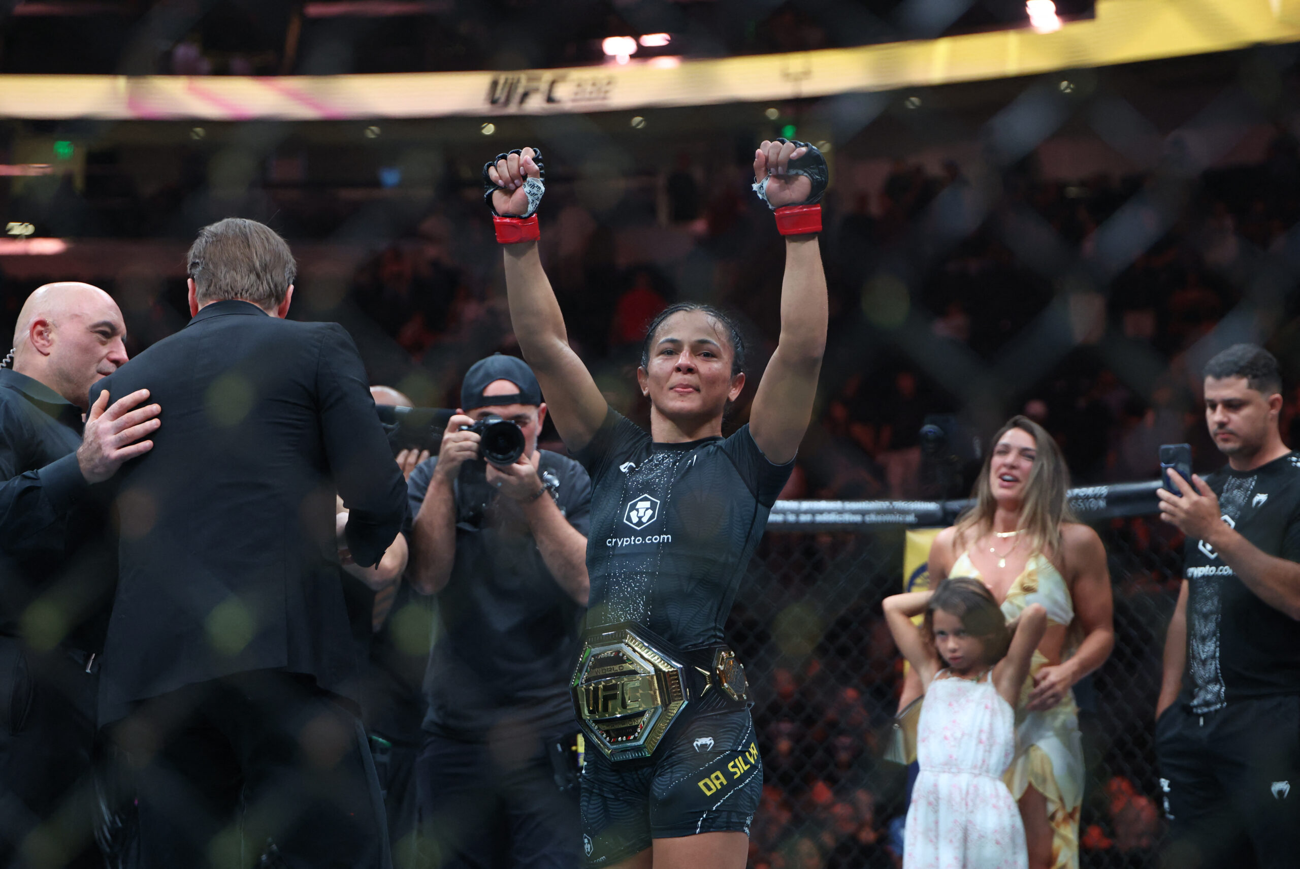 Natália Silva conquista cinturão inédito para o Brasil no UFC