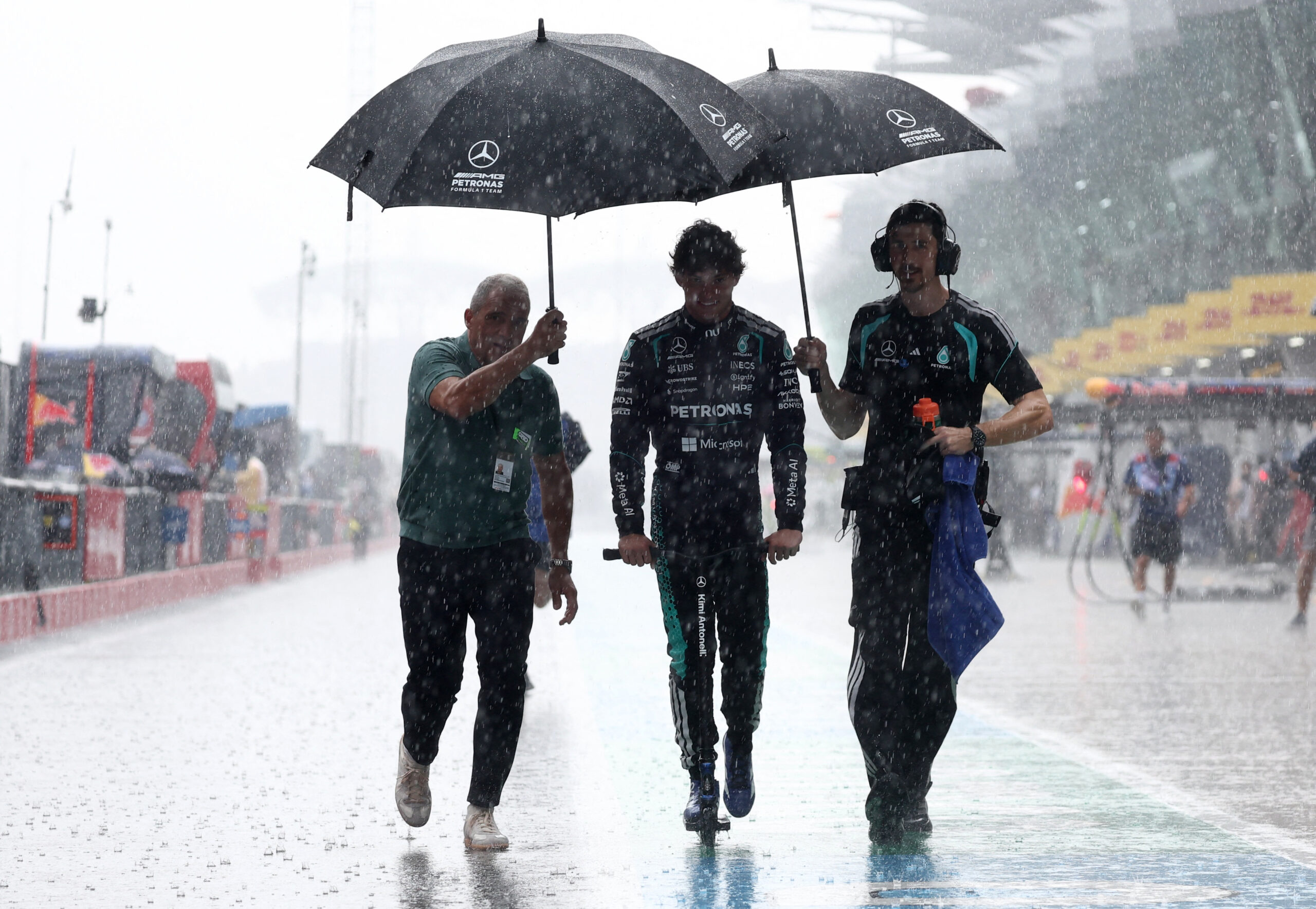 Chuva forte adia largada do GP do Bahrein na Malásia