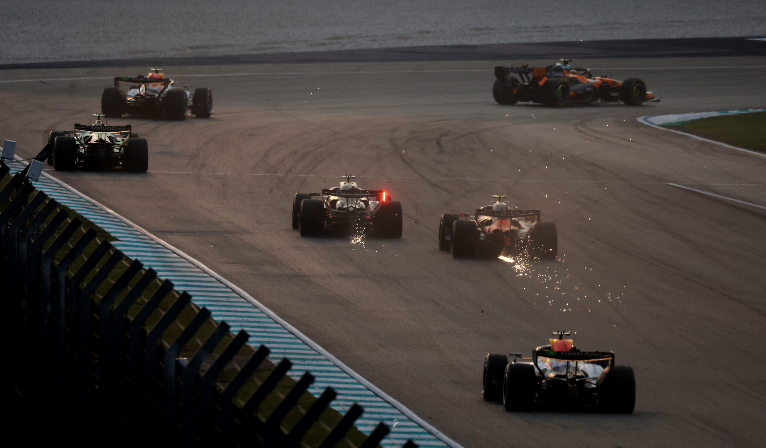 Pilotos criticam F1 após falha nos carros durante o GP do Bahrein; entenda