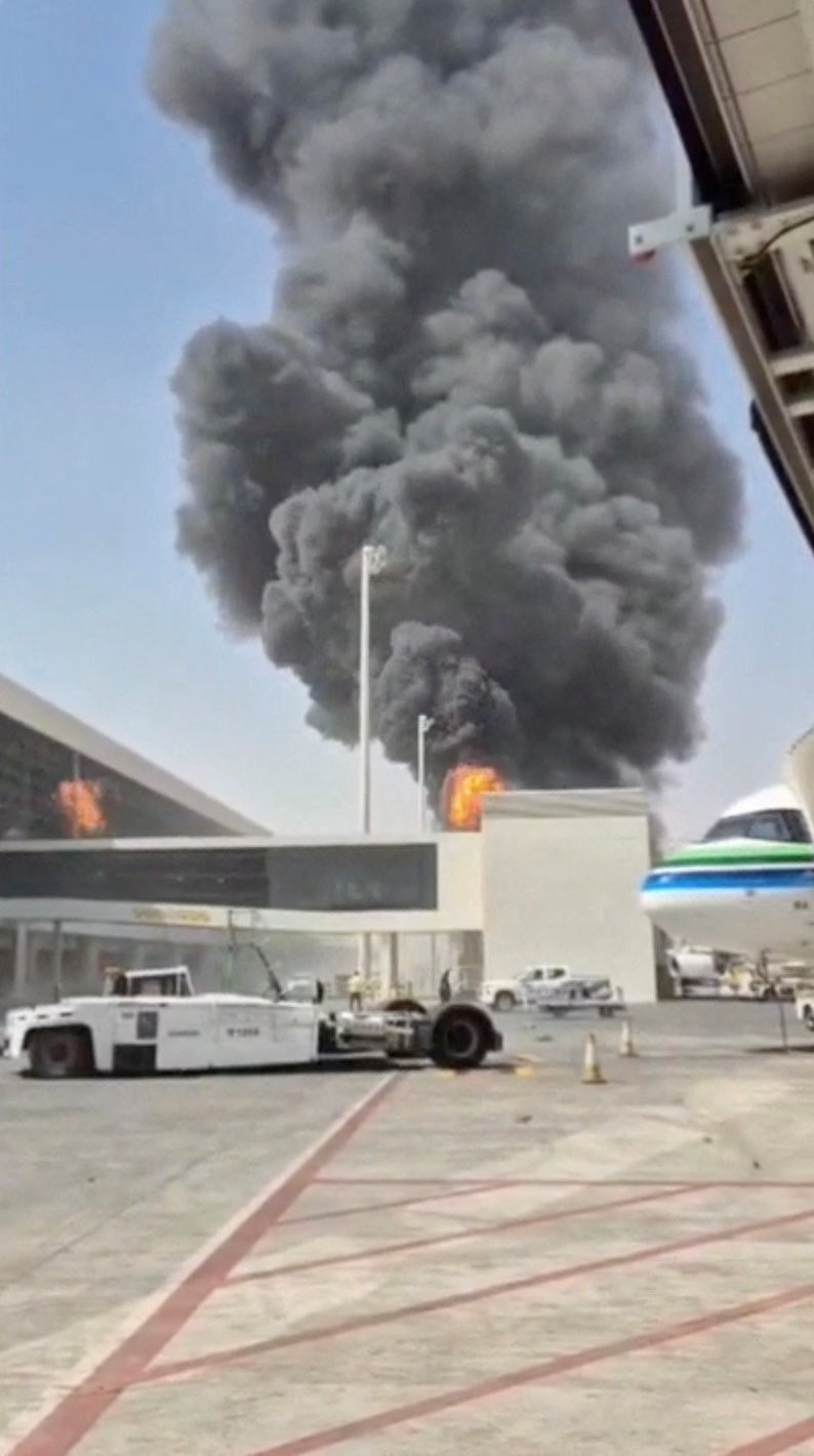 Houthis reivindicam ataque em aeroporto na Arábia Saudita; EUA emitem alerta