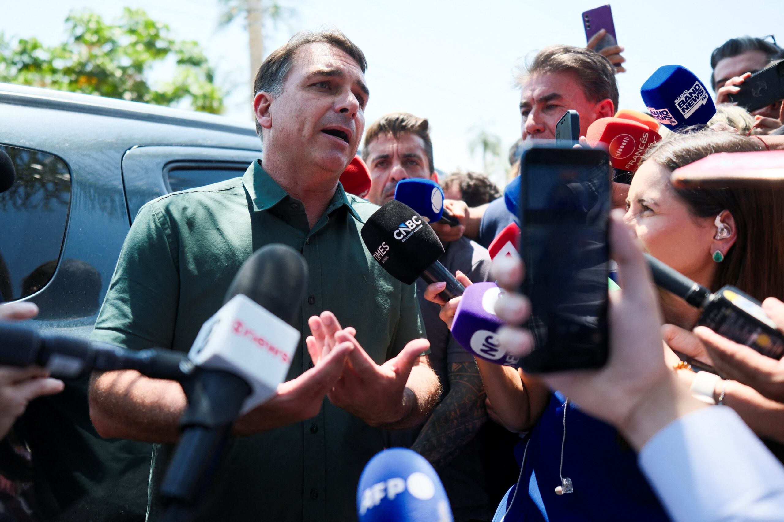 Advogada de Flávio diz que só abrirá sigilo após análise de dados de Lula