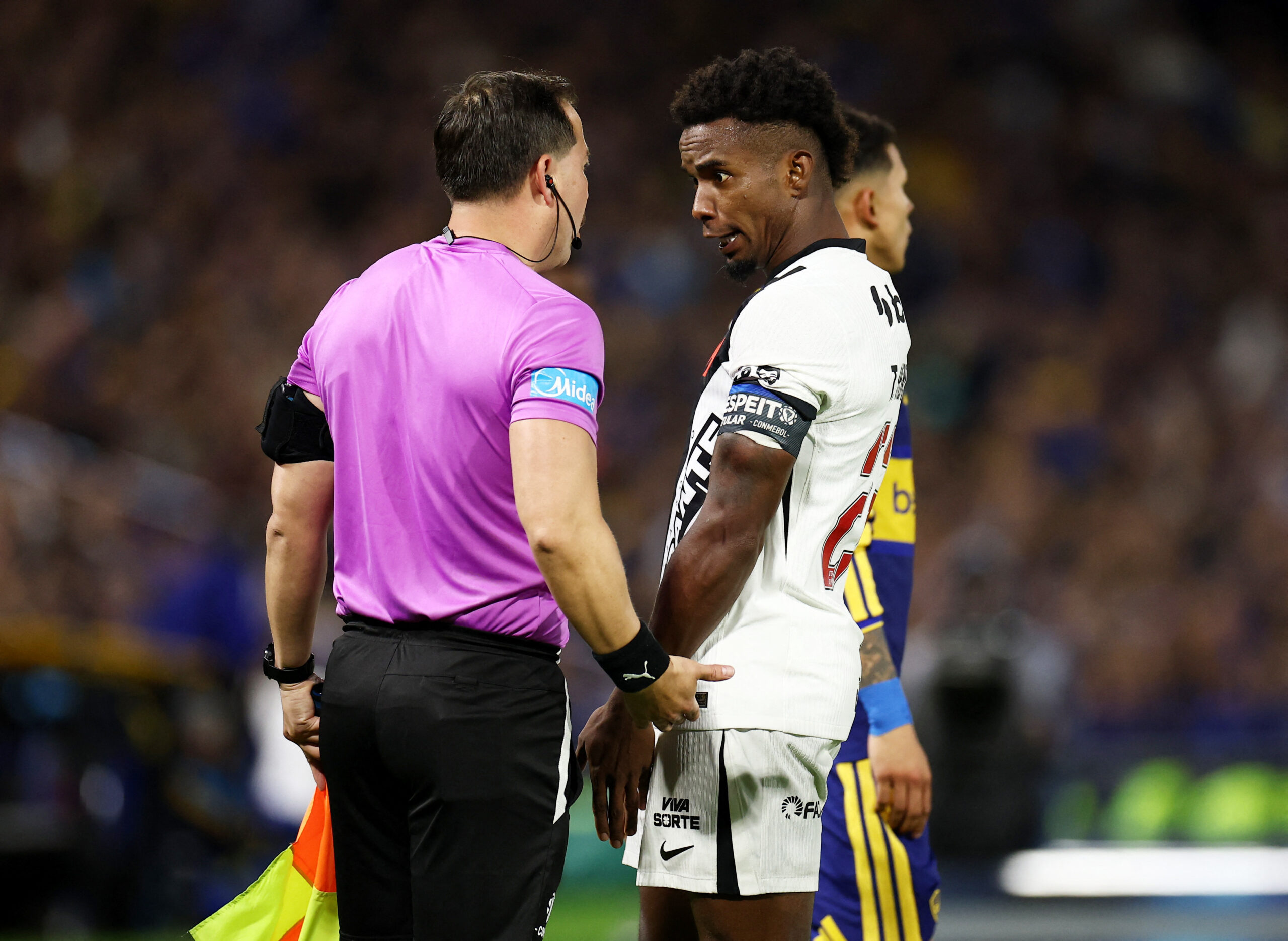 Thiago Mendes sofre ataques racistas após provocação contra o Boca; confira