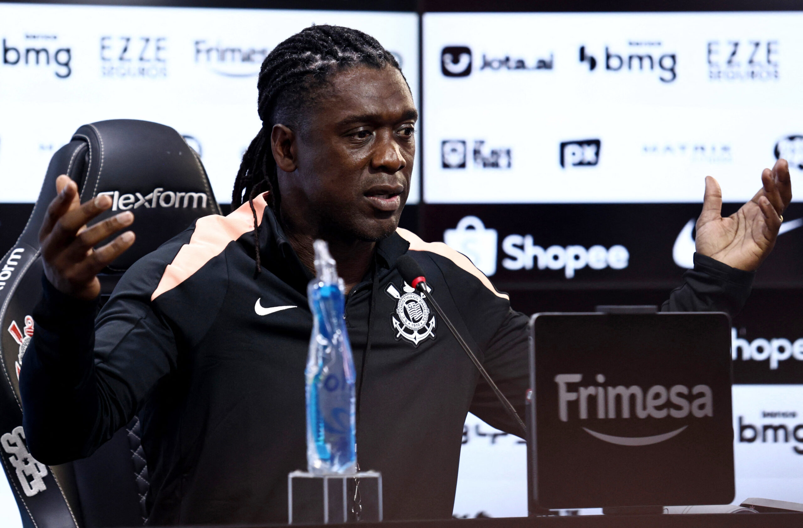 Seedorf no Corinthians: veja o que falta para treinador ser inscrito