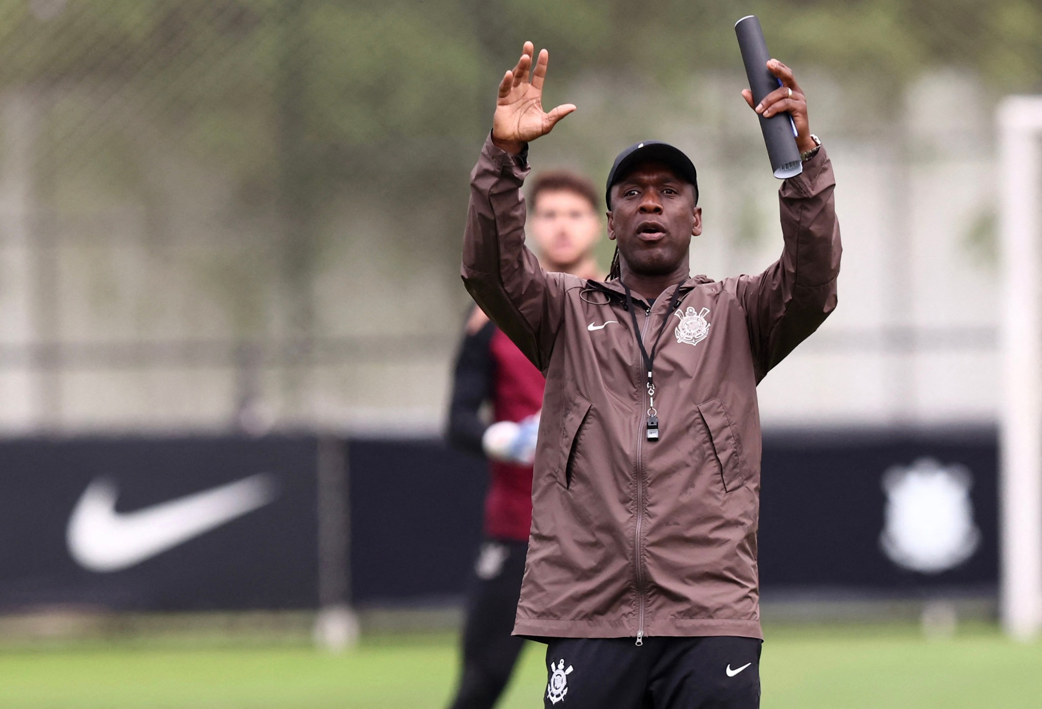 Corinthians não terá Seedorf como técnico contra o Vitória; entenda