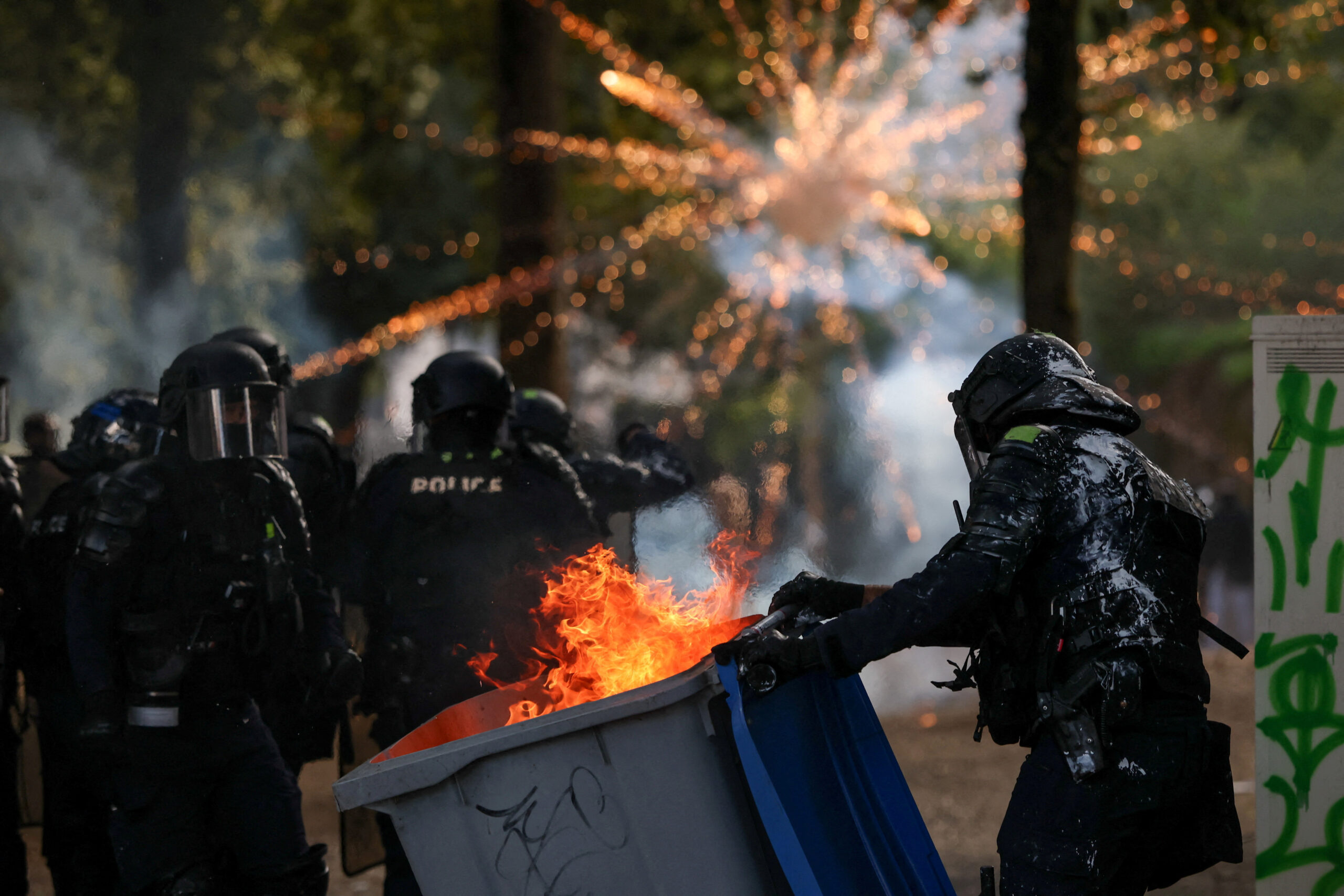 França tem novos protestos com saques, depredações e cerca de 400 presos