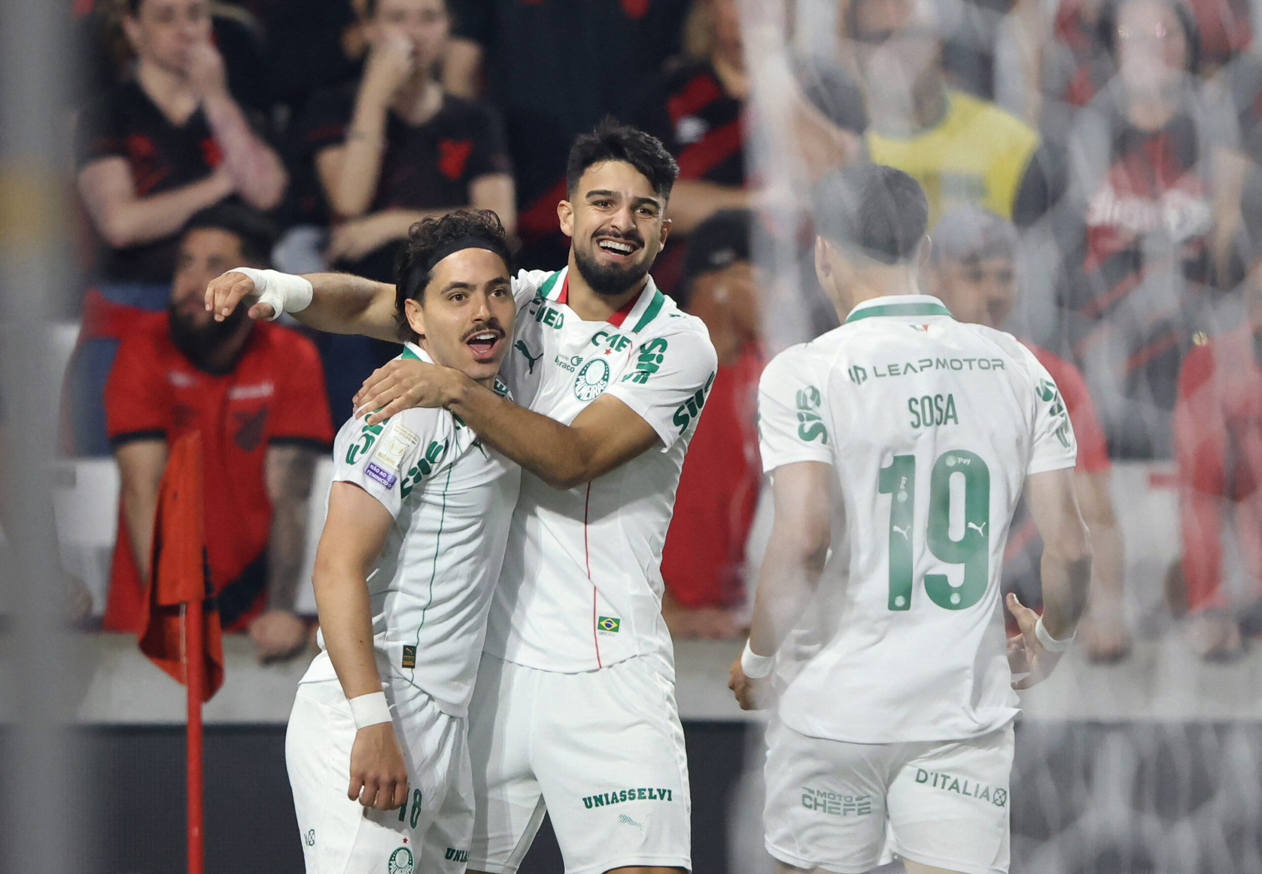 Palmeiras decide em dez minutos, vence Athletico e dorme líder; veja gols