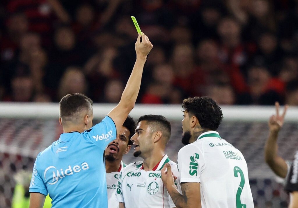Andreas Pereira recebe segundo cartão amarelo e é expulso em Athletico-PR x Palmeiras